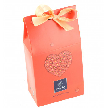 Pochette corail garnie de 200 g de chocolats Leonidas