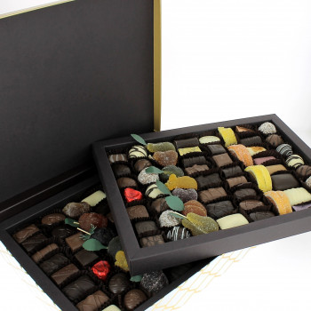 Coffret Prestige doré deux étages garni de chocolats Leonidas