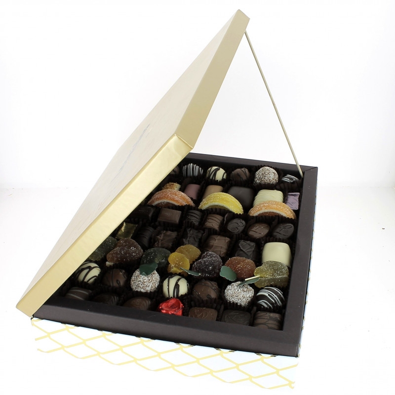 Coffret Prestige doré deux étages garni de chocolats Leonidas