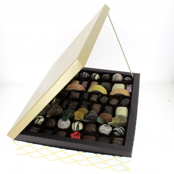 Coffret Prestige doré deux étages garni de chocolats Leonidas
