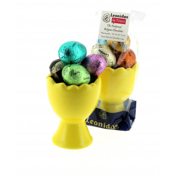 Coquetier jaune  et ses petits œufs en chocolat Leonidas